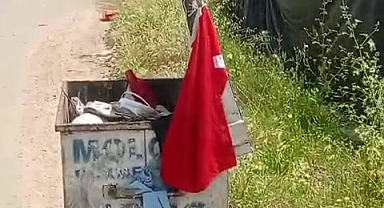 Belediye çalışanının bayrak hassasiyeti