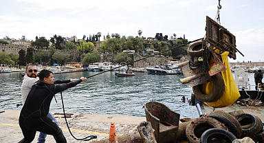 Büyükşehir'den Yat Limanı'nda deniz dip temizliği