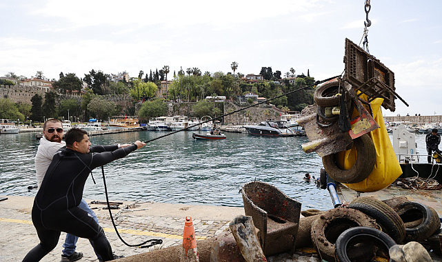 Büyükşehir'den Yat Limanı'nda deniz dip temizliği