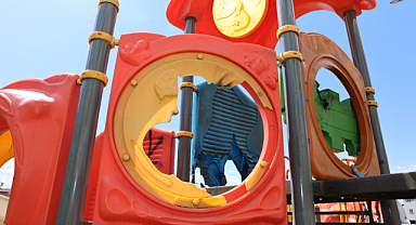 Çocuk parkına çirkin saldırı: Oyun grupları ateşe verildi