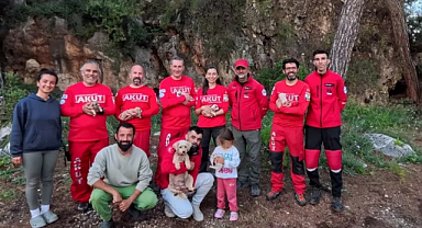 Kaya içerisindeki yarığa düşen 6 yavru köpek için film gibi kurtarma operasyonu