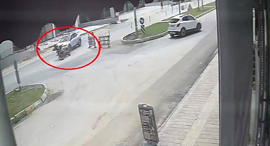 Kaza yapan motosikletli karşı yönden gelen minibüsün altında kaldı