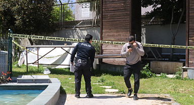 Kötü kokudan şüphelenerek baktıkları reklam panosundan tanınmayacak halde ceset çıktı