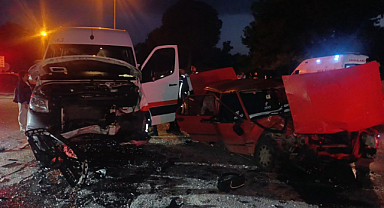 Turist minibüsü ile otomobil çarpıştı!