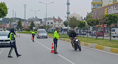 Motosikletini uygulama yapan polislerin üzerine sürüp kaçtı