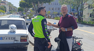 Otomobille çarpışan elektrikli bisiklet sürücüsü, park halindeki aracın altına sürüklendi