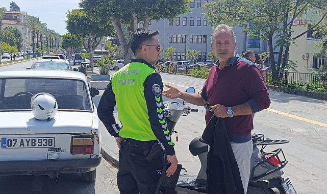 Otomobille çarpışan elektrikli bisiklet sürücüsü, park halindeki aracın altına sürüklendi