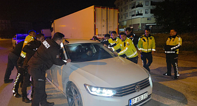 Sızan sürücüyü uyandırmak için aracı beşik gibi salladılar