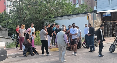 Yaya geçidinden geçen motosiklete çarpmamak için direksiyonu kırınca ağaca çarptı