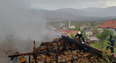 110 yıllık düğmeli ev yangında küle döndü