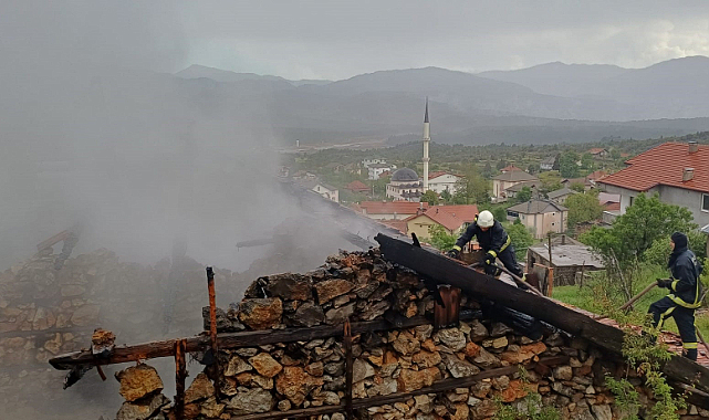 110 yıllık düğmeli ev yangında küle döndü