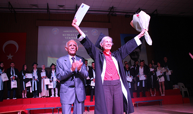 70 yaşında üniversite bitirdi, mezuniyet belgesini profesör oğlu verdi