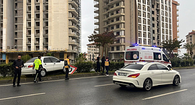 Alanya'da kontrolden çıkan otomobil refüje çıktı