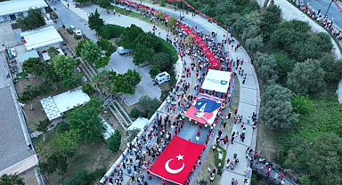 Antalya'da 400 metrelik Türk bayrağıyla fener alayı
