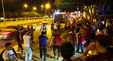 Antalya'da bordo-mavili taraftarlardan kupa coşkusu