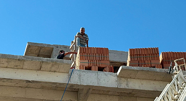 Antalya’da inşaatta mahsur kalan ustayı itfaiye ekipleri kurtardı
