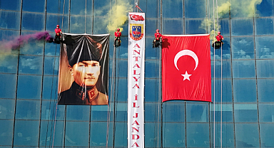 Antalya'da JAK timi, halatla sarktıkları 64 metre yükseklikte Türk bayrağı açtı