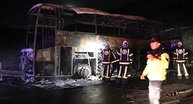 Bariyerlere çarparak yanan yolcu otobüsündeki 8 kişi öldü, 33 kişi yaralandı