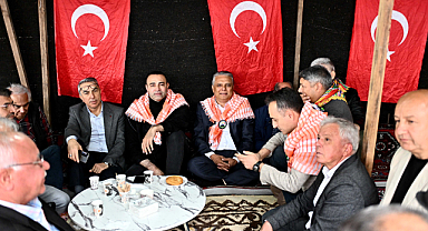 Başkan Uysal, yörüklerle bir araya geldi tuluk başına geçip keşkek dövdü