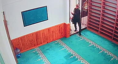 Caminin sadaka kutusundan hırsızlık kamerada