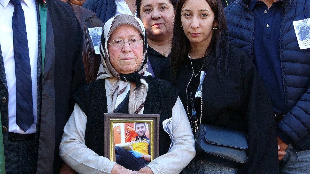 Duruşmaya oğlunun portresiyle gelen anne: