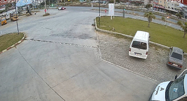 Kavşakta otomobile çarpan motosikletteki 2 kişi yaralandı