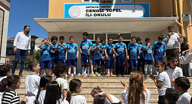 Kepez'de ilkokullar arası futbol turnuvasının şampiyonu Cengiz Topel İlkokulu oldu