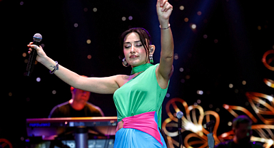 Melek Mosso Alanya'da festivalde sahne aldı