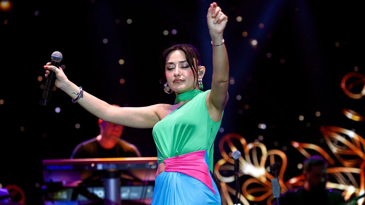 Melek Mosso Alanya'da festivalde sahne aldı