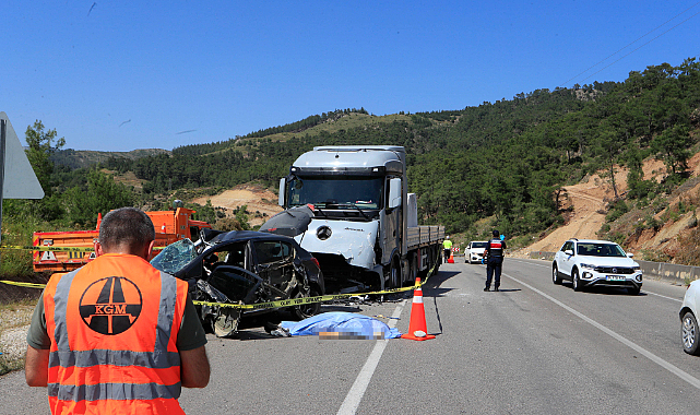 Mermer yüklü tırla kafa kafaya çarpışan otomobildeki çift hayatını kaybetti