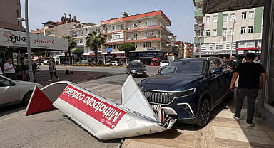 Önce otomobile ardından dev tabelaya çarptı, o anlar kameraya yansıdı