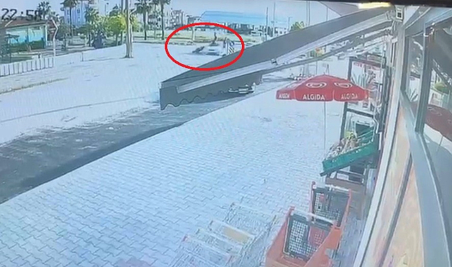  Otomobille çarpışan motosiklettekiler metrelerce savruldu