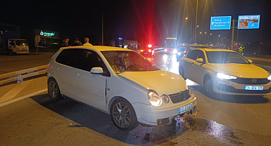 Seyir halindeki otomobil bariyerlere çarptı