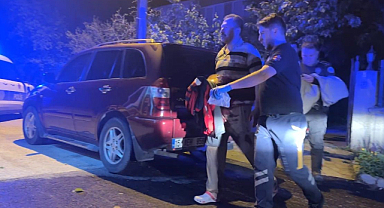 Tartıştığı babasını bıçakladı, ekipler tarafından gözaltına alındı