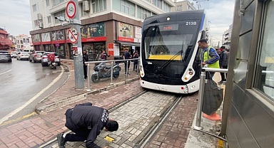 Tramvayın altına giren yavru kedi, yolcuları ve durak görevlilerini alarma geçirdi