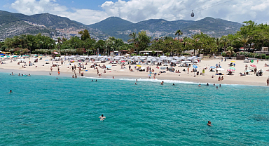 Alanya'da hava sıcaklığı 30 dereceyi gördü, turistler sahile koştu