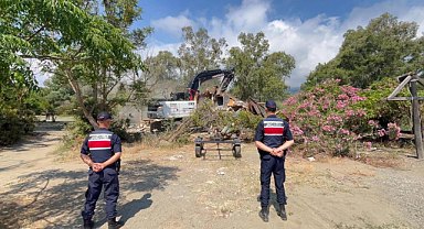 Kemer'de kaçak bungalov yapılar yıkıldı