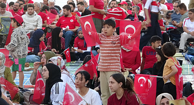 Milli maç heyecanını İHL bahçesinde dev ekranda izlediler