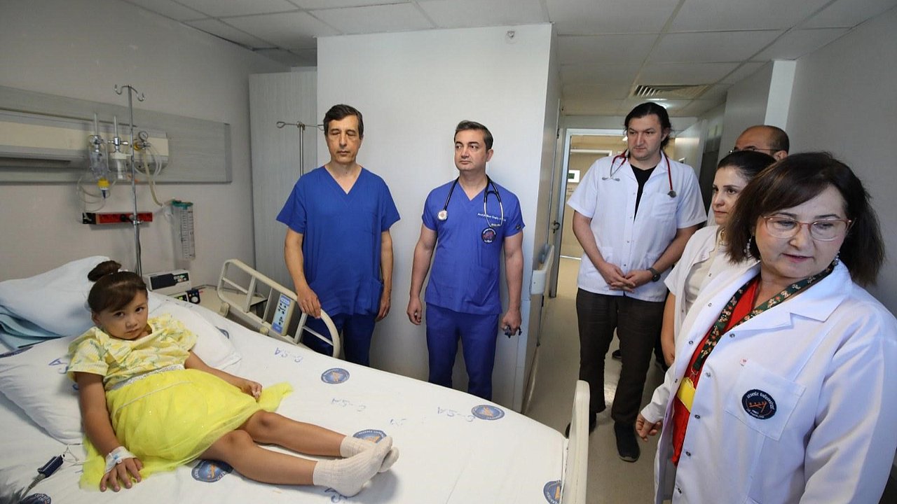 Kardeşini aynı hastalıktan kaybeden 8 yaşındaki Kırgızistanlı Akhmarcan AÜ'de sağlığına kavuştu