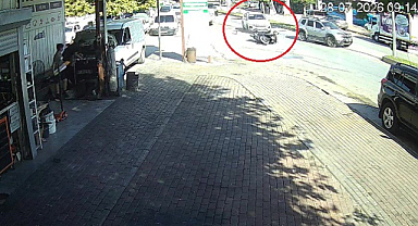 Otomobille çarpıştı, motosikletiyle birlikte metrelerce sürüklendi