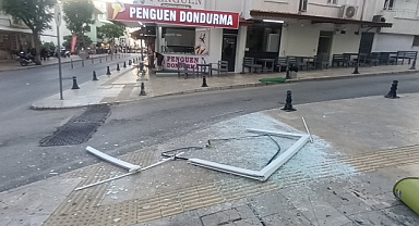 Şiddetli rüzgarda yerinden kopan pencere 5. kattan düştü