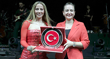 Antalyalılar 30 Ağustos'ta Derya Uluğ ile coştu