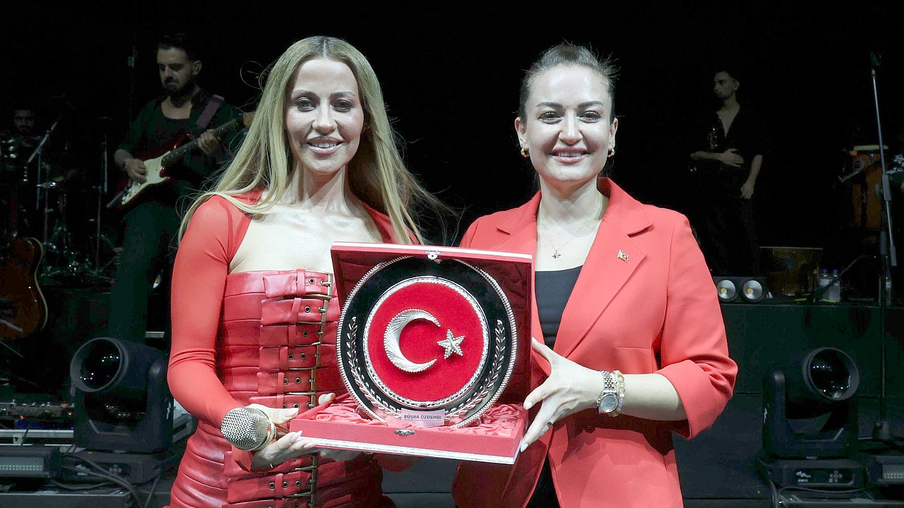 Antalyalılar 30 Ağustos'ta Derya Uluğ ile coştu