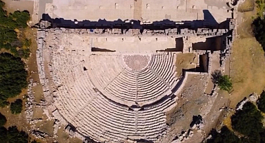 Hadrianus heykeli yeniden ayağa kaldırıldı