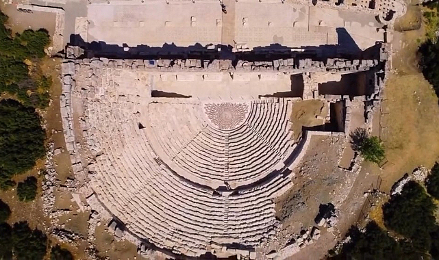 Hadrianus heykeli yeniden ayağa kaldırıldı