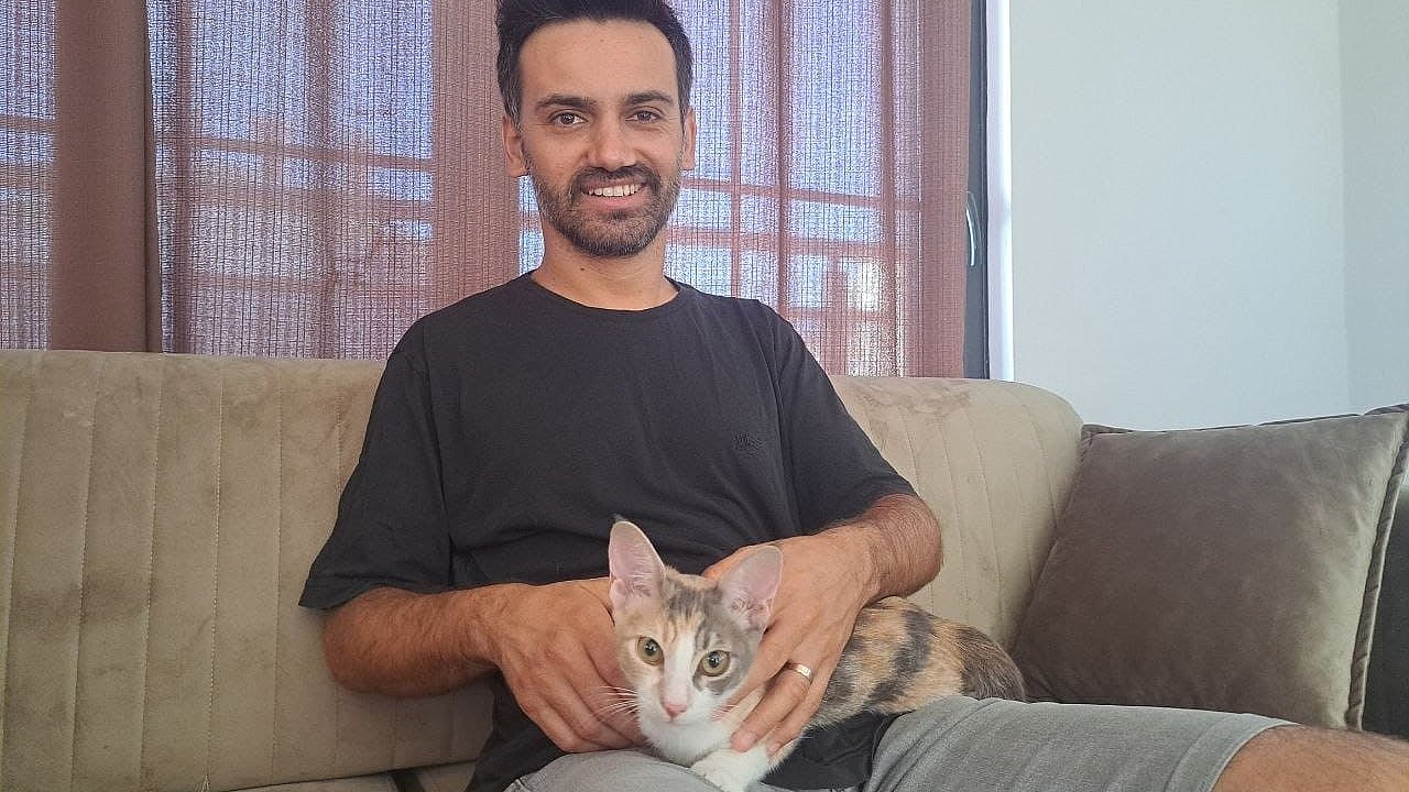 Klimada mahsur kalan kedisini kabloyla bağladığı plaj çantasıyla kurtardı