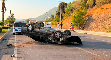 Takla atan otomobil palmiye ağacına çarptı
