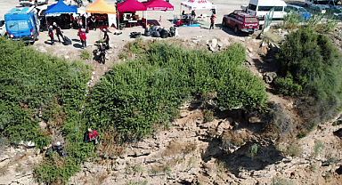 35 metrelik falezlerden halatlarla sarkıp temizlik yaptılar