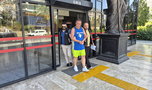Alanya'da Türk bayrağına tüküren İngiliz turist tutuklandı