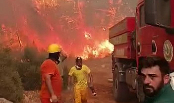 Antalya'da ekipler alevlerin arasında kalmaktan son anda kurtuldu